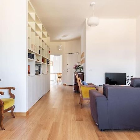 Elegante Bilocale San Calocero Apartment Milan Bagian luar foto