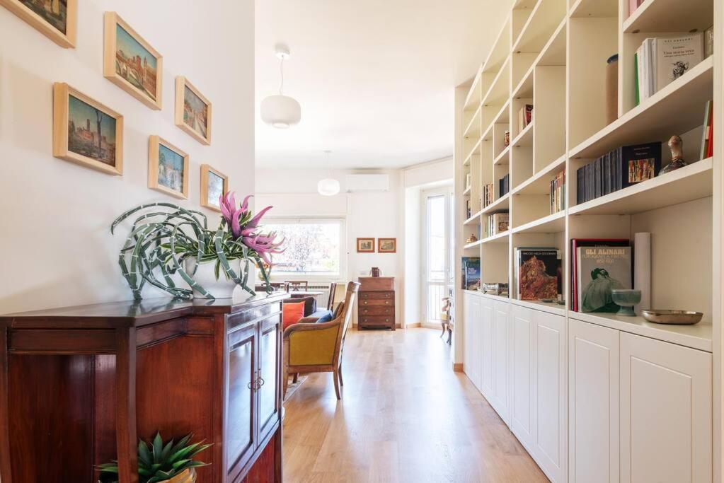 Elegante Bilocale San Calocero Apartment Milan Bagian luar foto