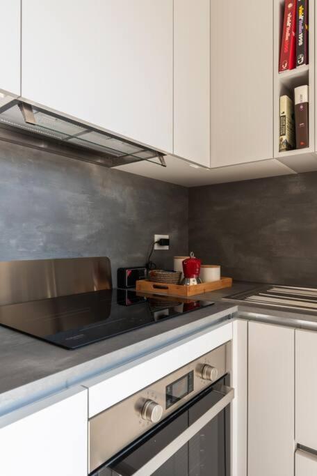 Elegante Bilocale San Calocero Apartment Milan Bagian luar foto