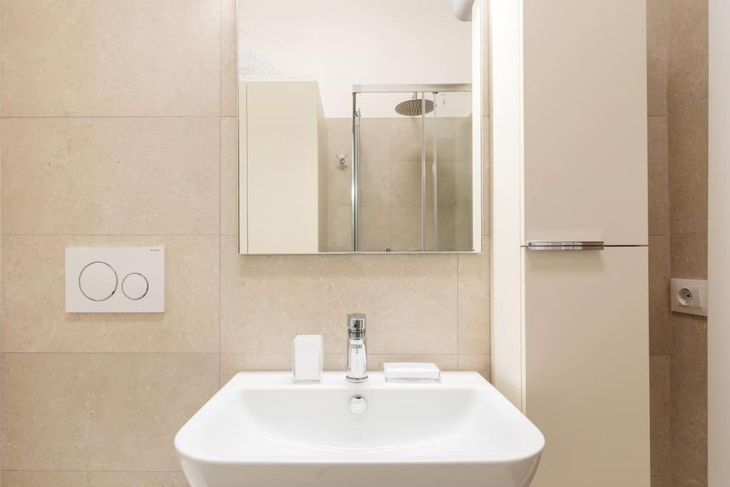 Elegante Bilocale San Calocero Apartment Milan Bagian luar foto