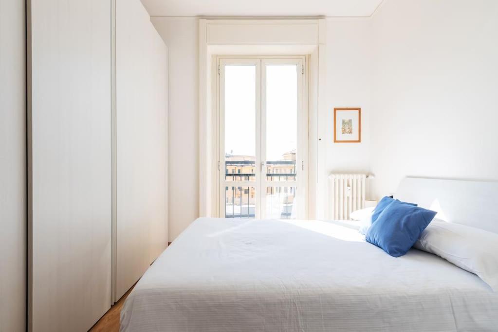 Elegante Bilocale San Calocero Apartment Milan Bagian luar foto