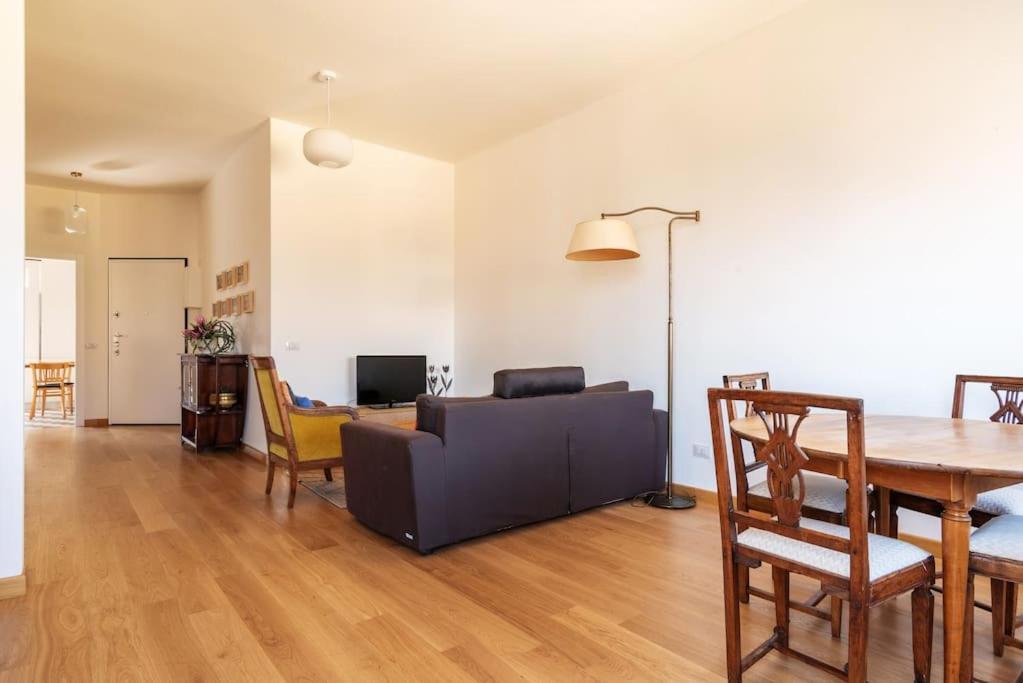 Elegante Bilocale San Calocero Apartment Milan Bagian luar foto
