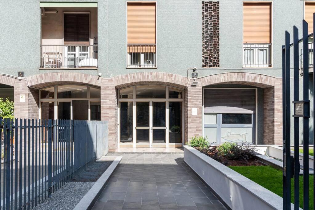 Elegante Bilocale San Calocero Apartment Milan Bagian luar foto