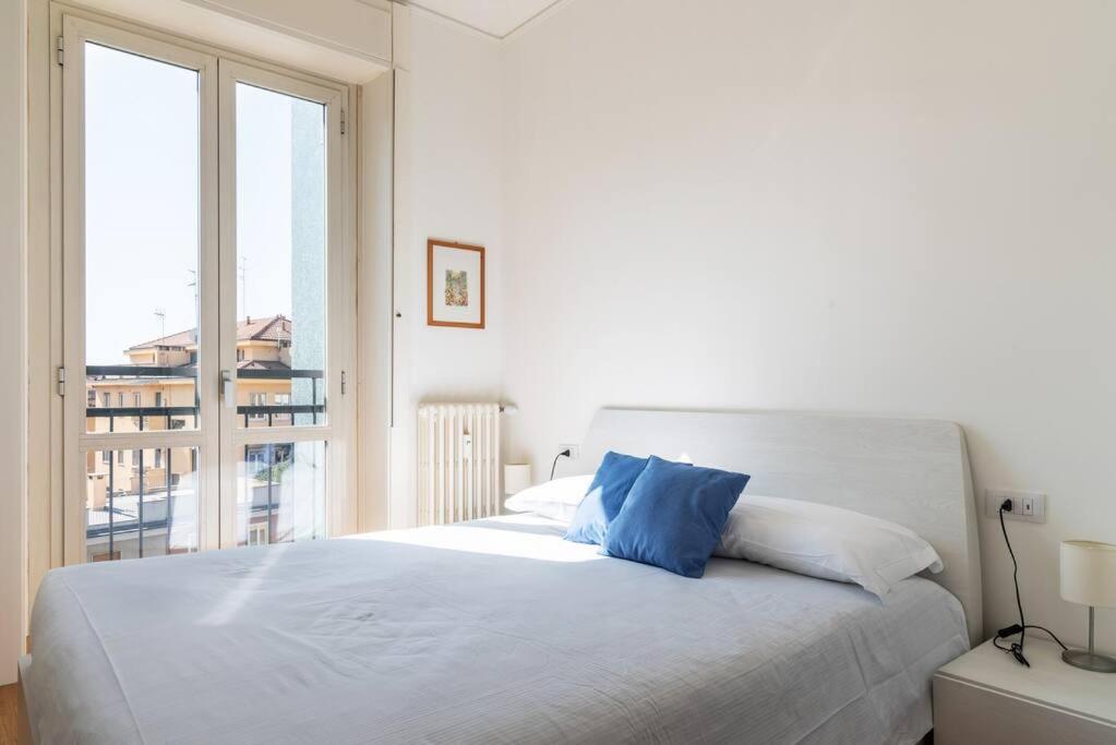 Elegante Bilocale San Calocero Apartment Milan Bagian luar foto