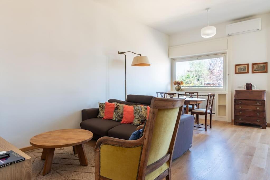 Elegante Bilocale San Calocero Apartment Milan Bagian luar foto