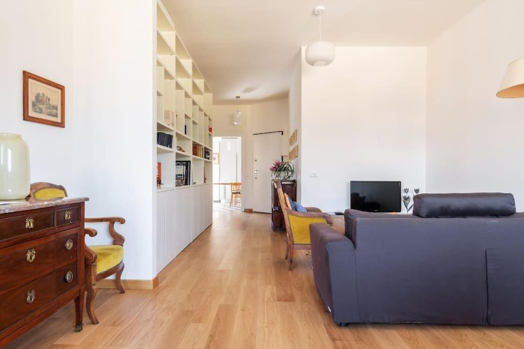 Elegante Bilocale San Calocero Apartment Milan Bagian luar foto