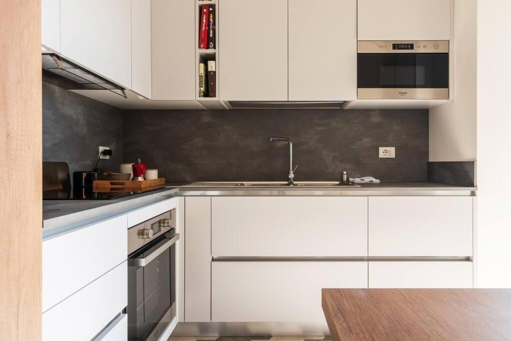 Elegante Bilocale San Calocero Apartment Milan Bagian luar foto