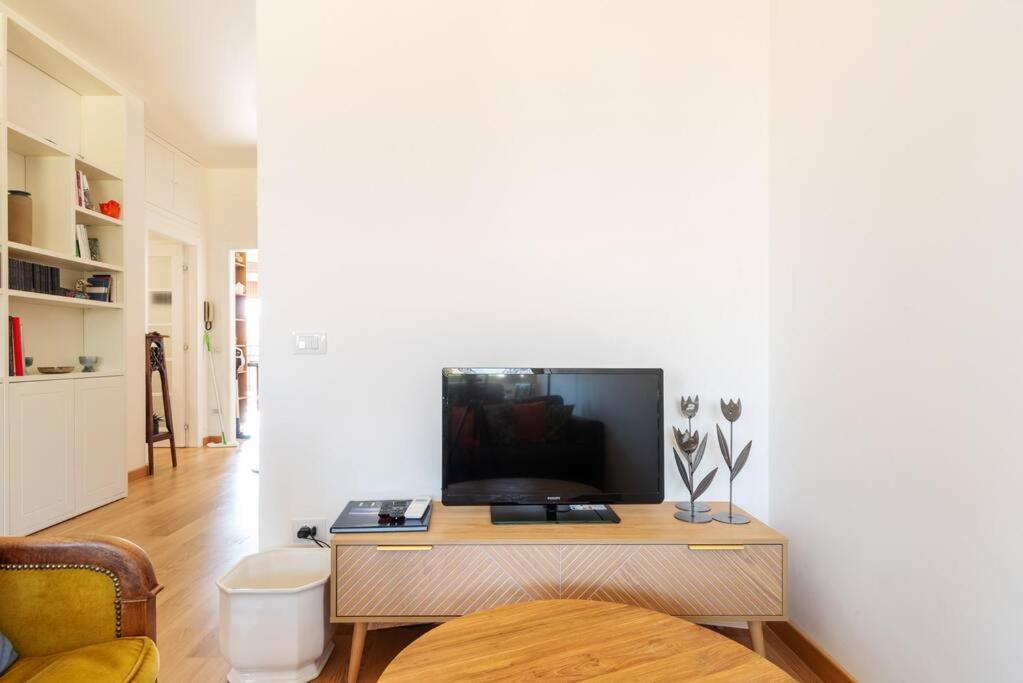 Elegante Bilocale San Calocero Apartment Milan Bagian luar foto